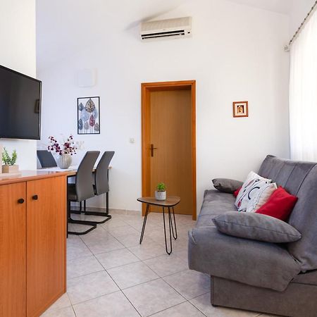 Villa Livia With Three Nice Apartments, Swimming Pool, Childrens Playground, Barbecue And Free Parking Liznjan Luaran gambar