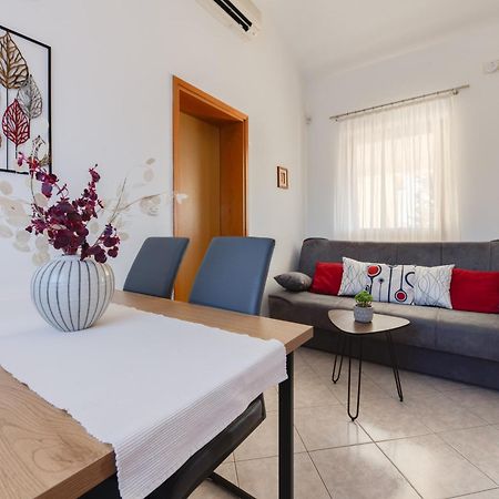 Villa Livia With Three Nice Apartments, Swimming Pool, Childrens Playground, Barbecue And Free Parking Liznjan Luaran gambar