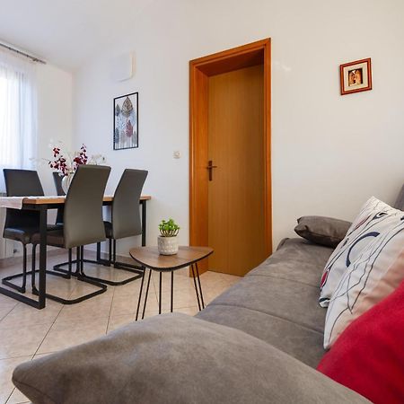 Villa Livia With Three Nice Apartments, Swimming Pool, Childrens Playground, Barbecue And Free Parking Liznjan Luaran gambar
