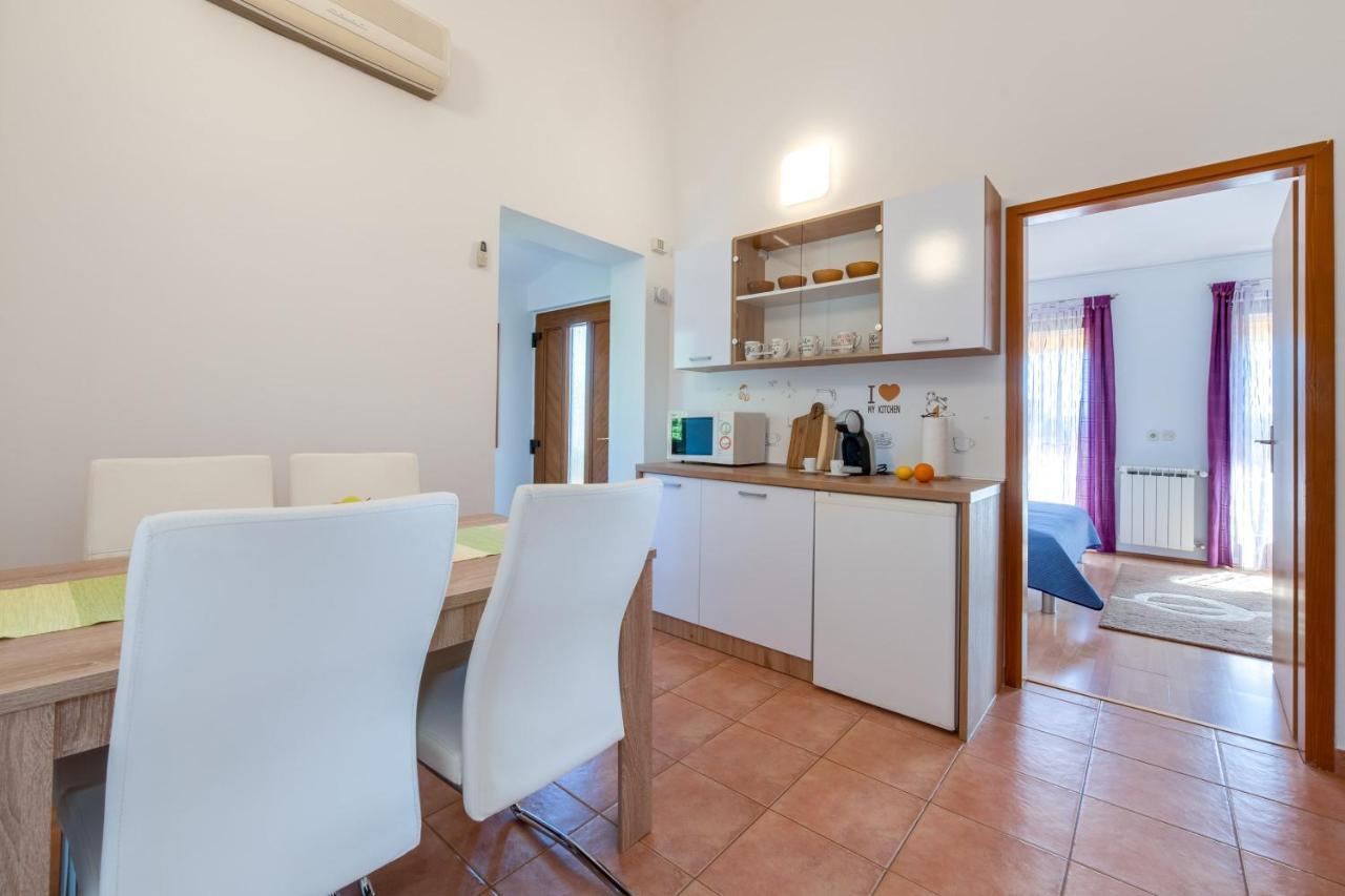 Villa Livia With Three Nice Apartments, Swimming Pool, Childrens Playground, Barbecue And Free Parking Liznjan Luaran gambar