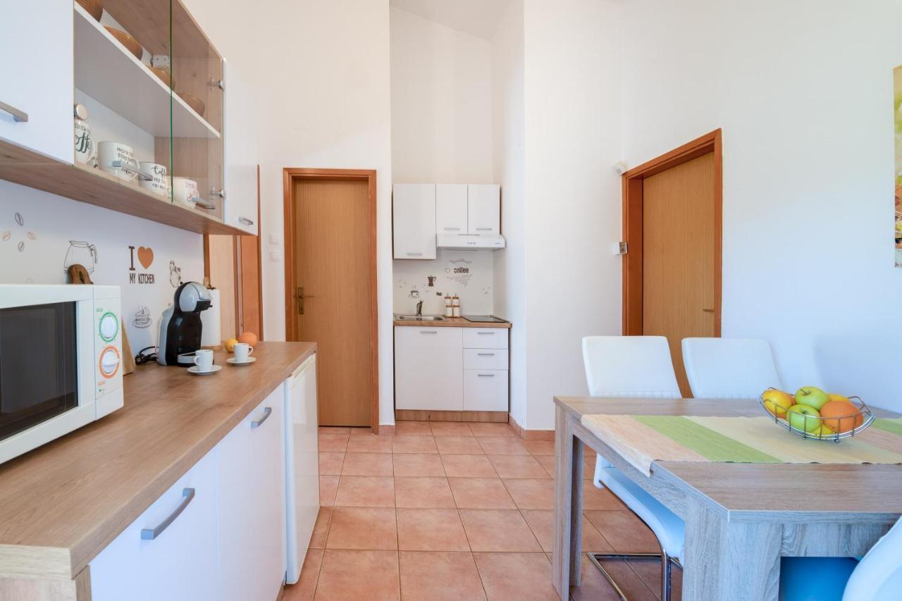 Villa Livia With Three Nice Apartments, Swimming Pool, Childrens Playground, Barbecue And Free Parking Liznjan Luaran gambar