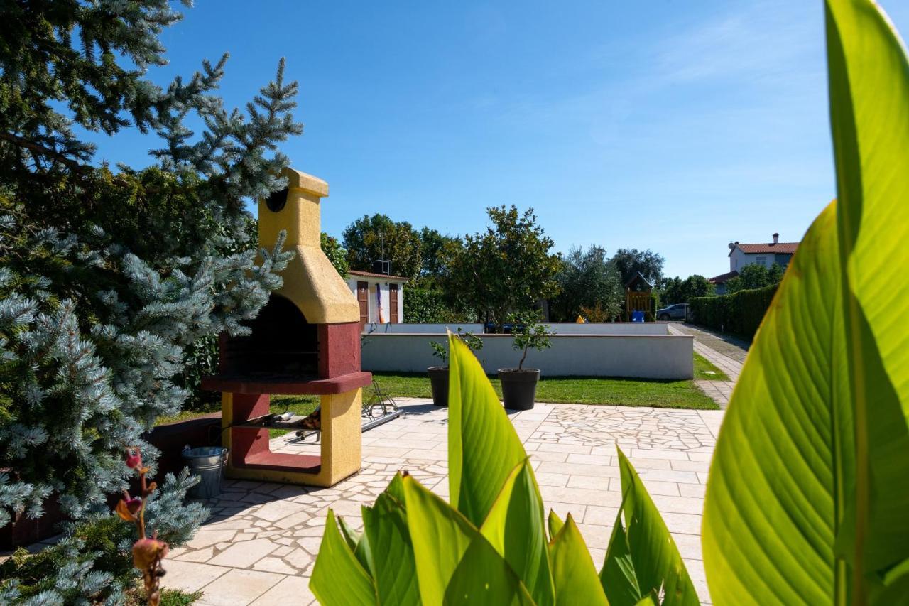 Villa Livia With Three Nice Apartments, Swimming Pool, Childrens Playground, Barbecue And Free Parking Liznjan Luaran gambar