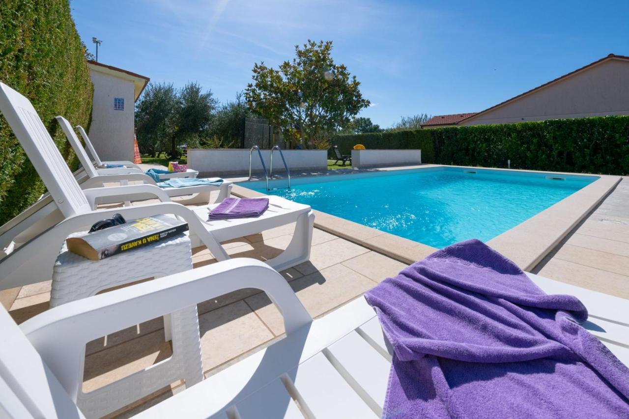 Villa Livia With Three Nice Apartments, Swimming Pool, Childrens Playground, Barbecue And Free Parking Liznjan Luaran gambar