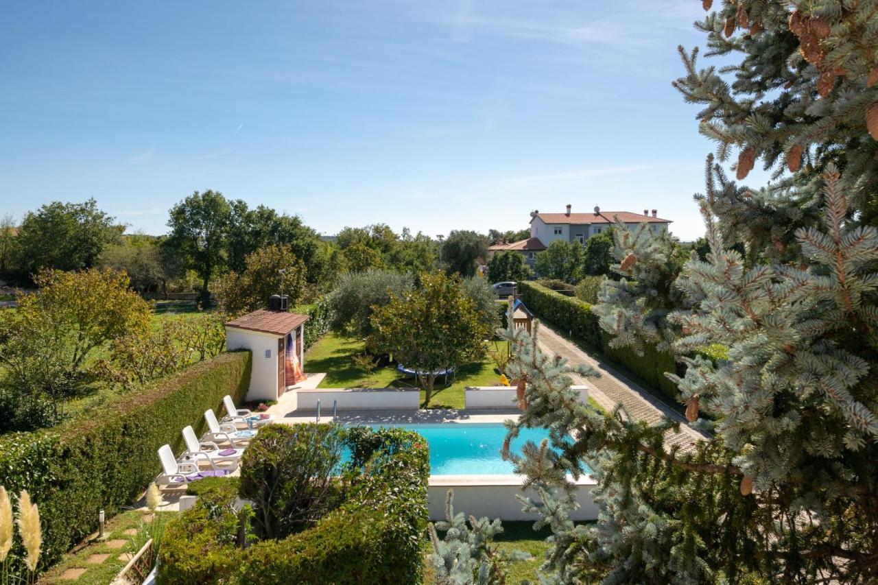 Villa Livia With Three Nice Apartments, Swimming Pool, Childrens Playground, Barbecue And Free Parking Liznjan Luaran gambar