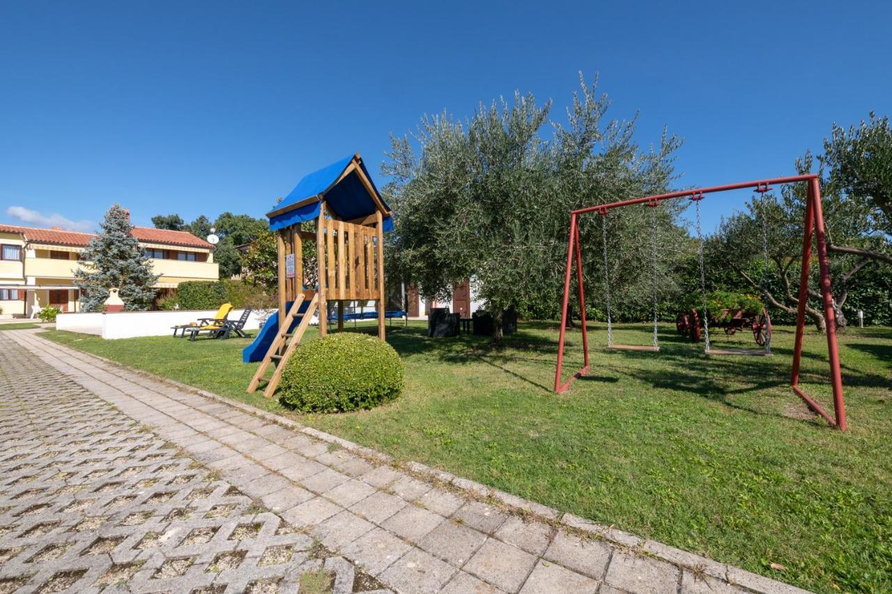Villa Livia With Three Nice Apartments, Swimming Pool, Childrens Playground, Barbecue And Free Parking Liznjan Luaran gambar