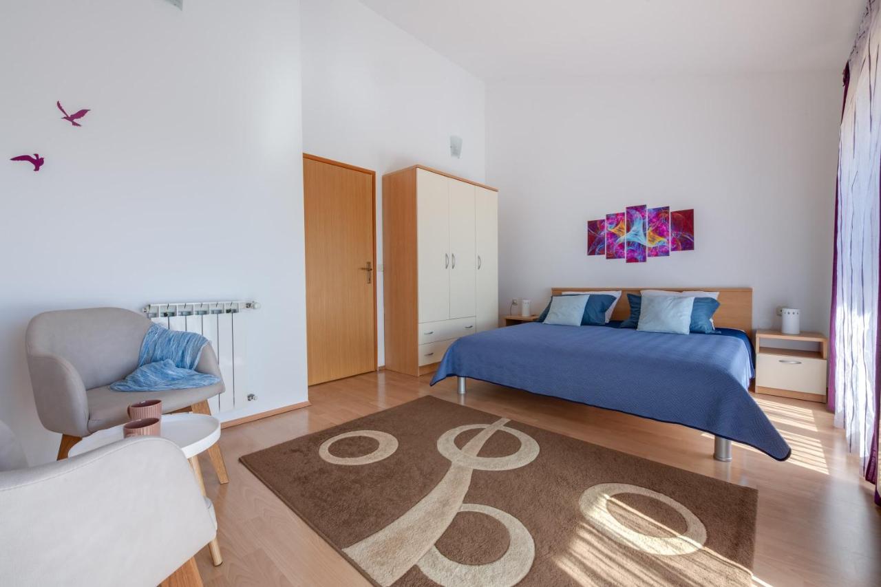 Villa Livia With Three Nice Apartments, Swimming Pool, Childrens Playground, Barbecue And Free Parking Liznjan Luaran gambar