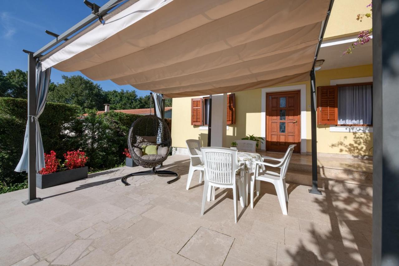 Villa Livia With Three Nice Apartments, Swimming Pool, Childrens Playground, Barbecue And Free Parking Liznjan Luaran gambar