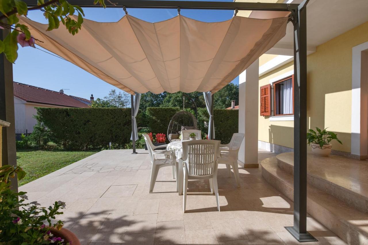Villa Livia With Three Nice Apartments, Swimming Pool, Childrens Playground, Barbecue And Free Parking Liznjan Luaran gambar