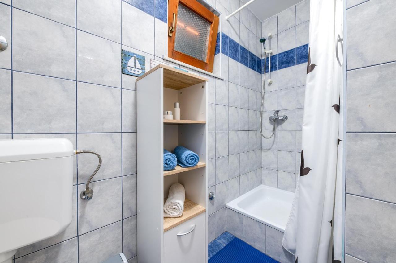 Villa Livia With Three Nice Apartments, Swimming Pool, Childrens Playground, Barbecue And Free Parking Liznjan Luaran gambar