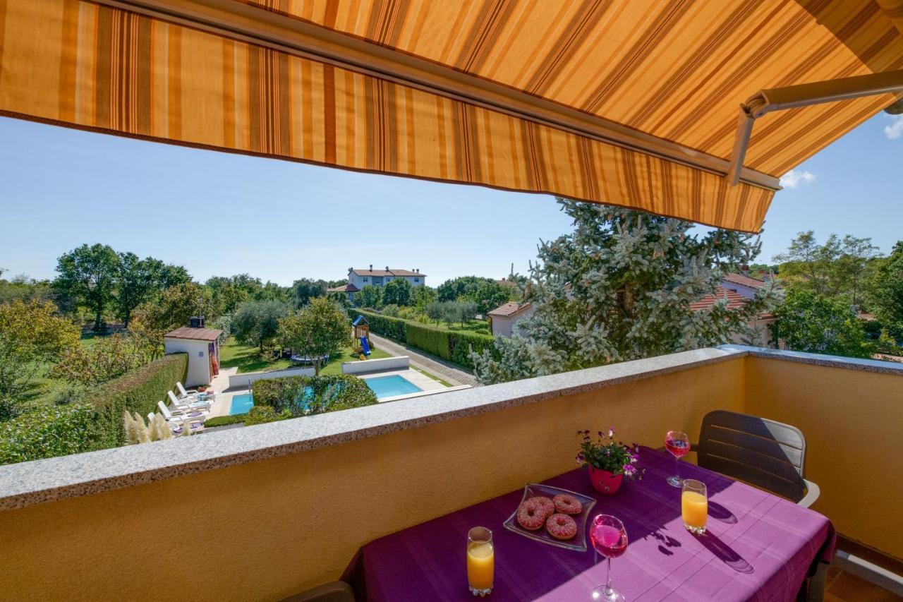 Villa Livia With Three Nice Apartments, Swimming Pool, Childrens Playground, Barbecue And Free Parking Liznjan Luaran gambar