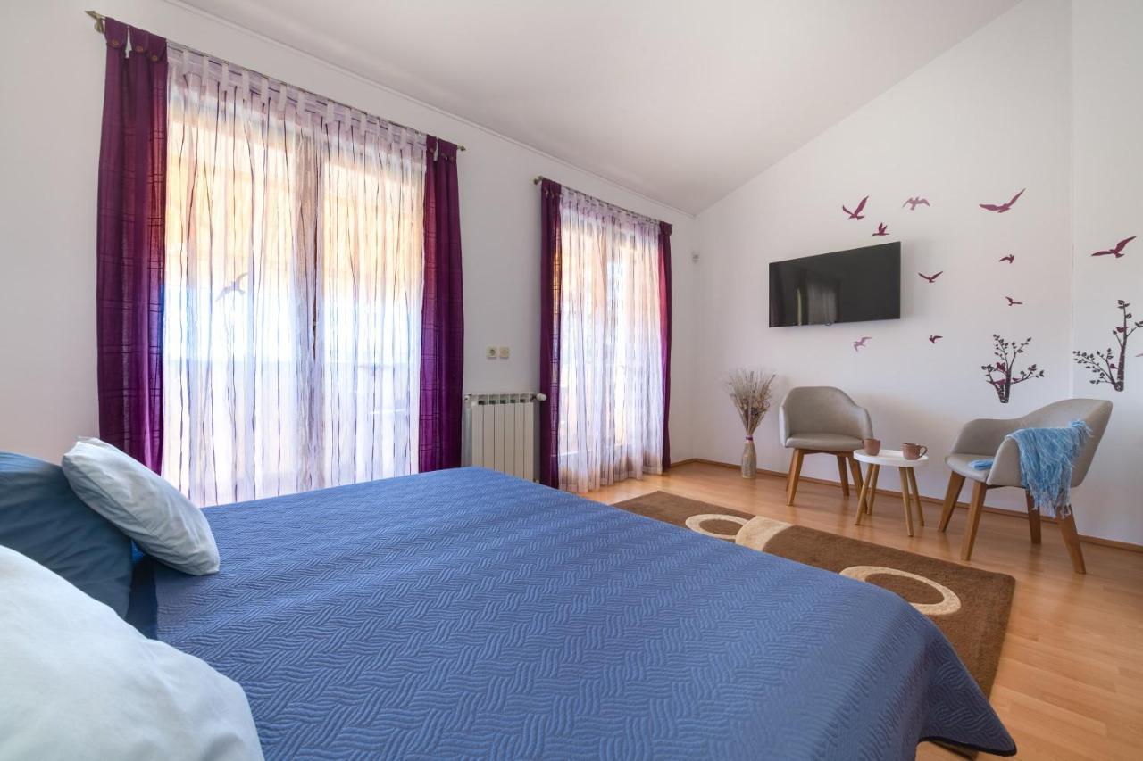 Villa Livia With Three Nice Apartments, Swimming Pool, Childrens Playground, Barbecue And Free Parking Liznjan Luaran gambar