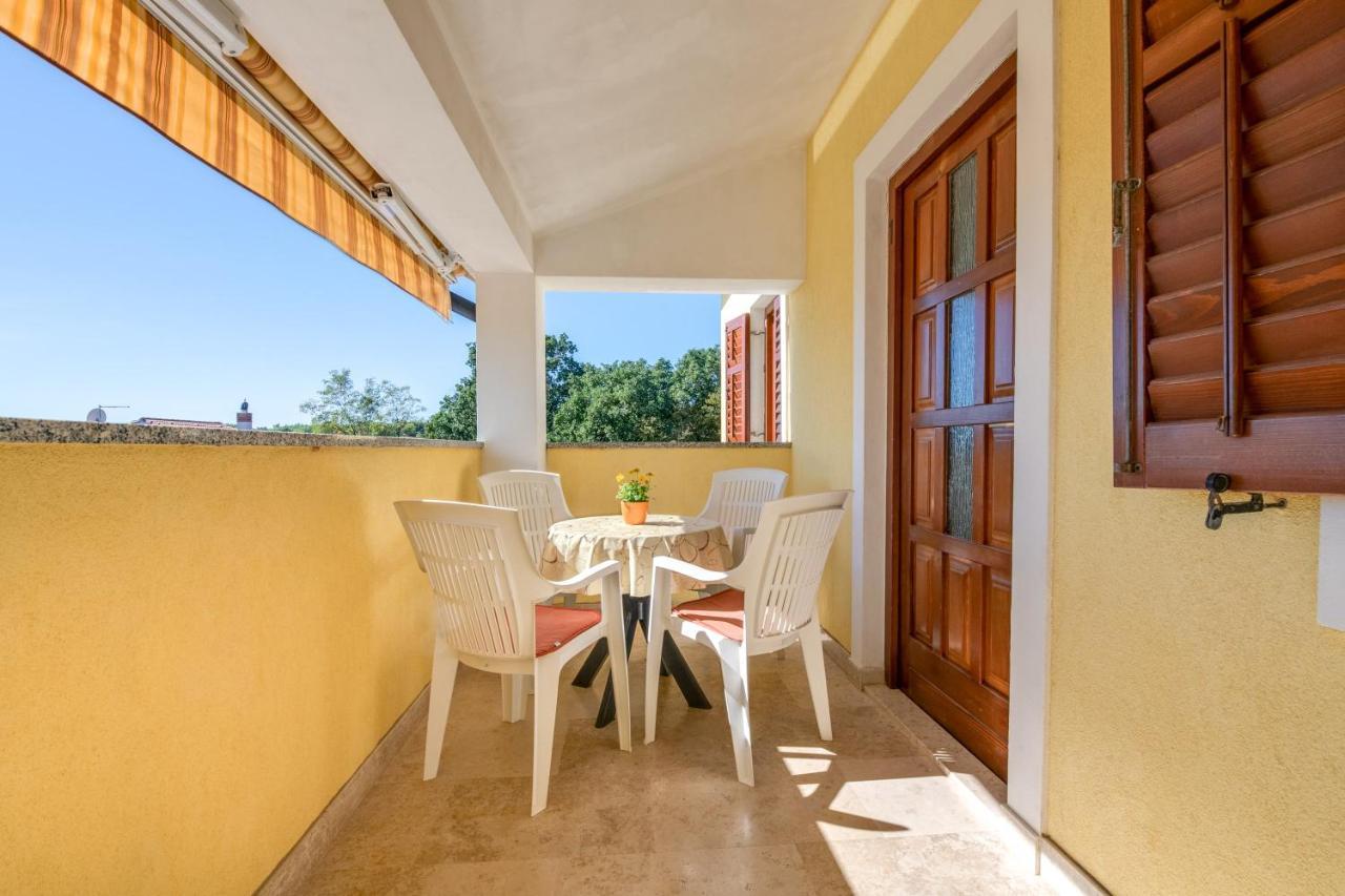 Villa Livia With Three Nice Apartments, Swimming Pool, Childrens Playground, Barbecue And Free Parking Liznjan Luaran gambar