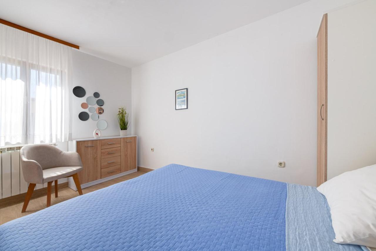 Villa Livia With Three Nice Apartments, Swimming Pool, Childrens Playground, Barbecue And Free Parking Liznjan Luaran gambar