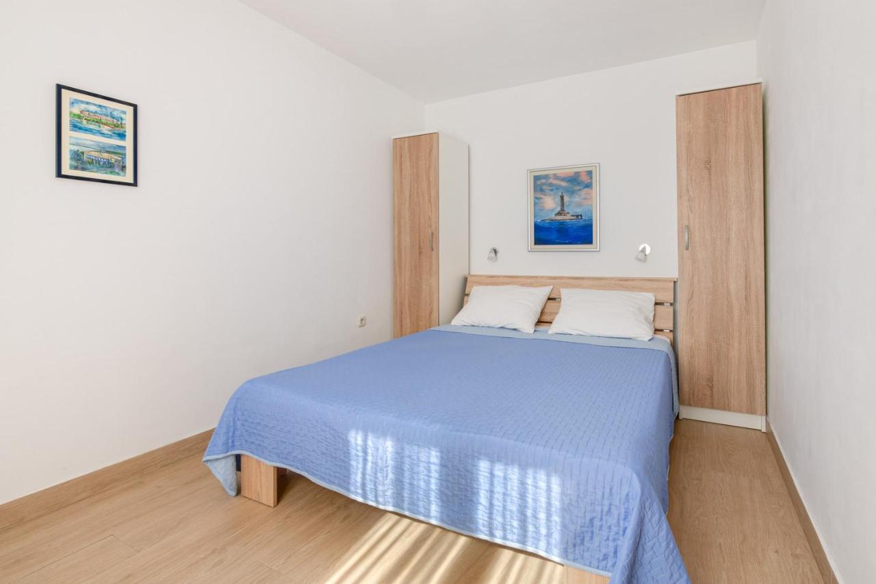 Villa Livia With Three Nice Apartments, Swimming Pool, Childrens Playground, Barbecue And Free Parking Liznjan Luaran gambar