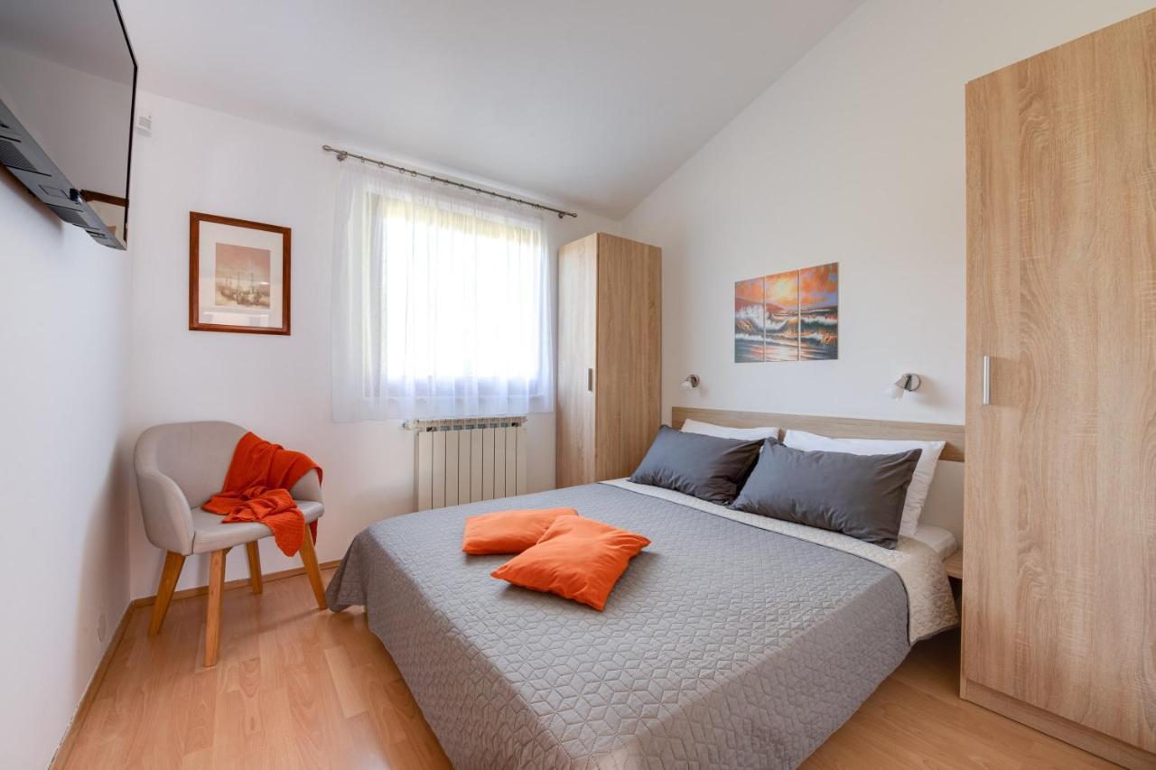 Villa Livia With Three Nice Apartments, Swimming Pool, Childrens Playground, Barbecue And Free Parking Liznjan Luaran gambar
