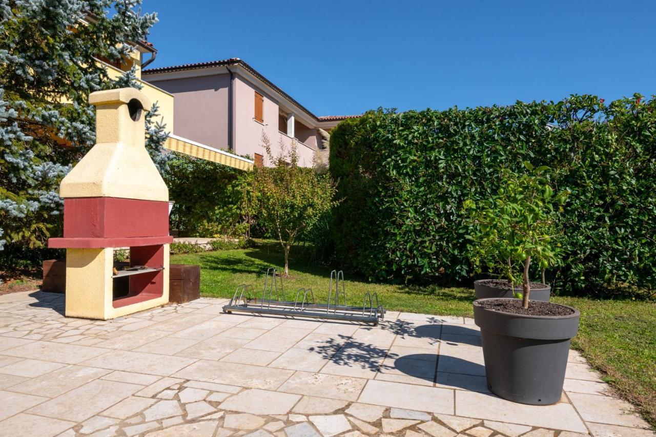 Villa Livia With Three Nice Apartments, Swimming Pool, Childrens Playground, Barbecue And Free Parking Liznjan Luaran gambar