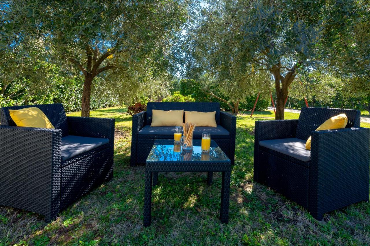 Villa Livia With Three Nice Apartments, Swimming Pool, Childrens Playground, Barbecue And Free Parking Liznjan Luaran gambar