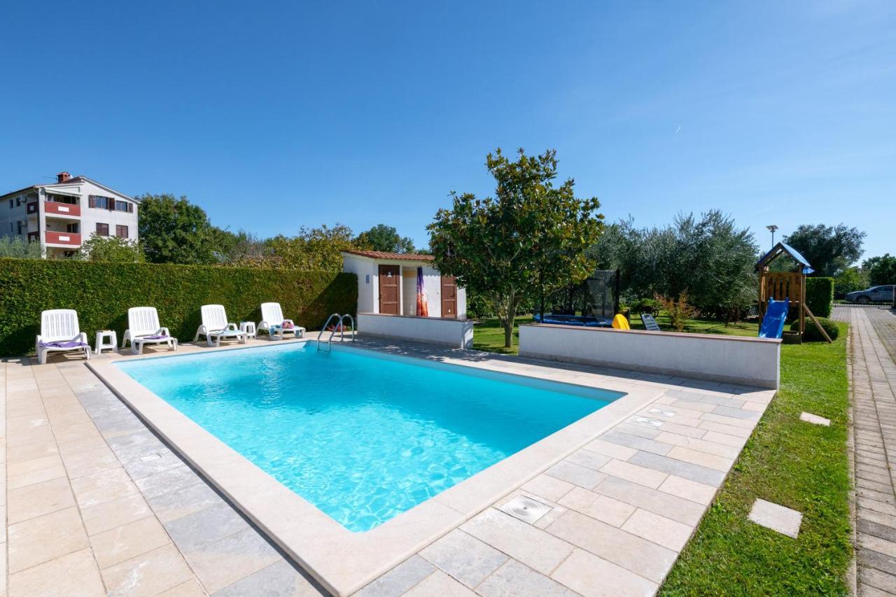 Villa Livia With Three Nice Apartments, Swimming Pool, Childrens Playground, Barbecue And Free Parking Liznjan Luaran gambar