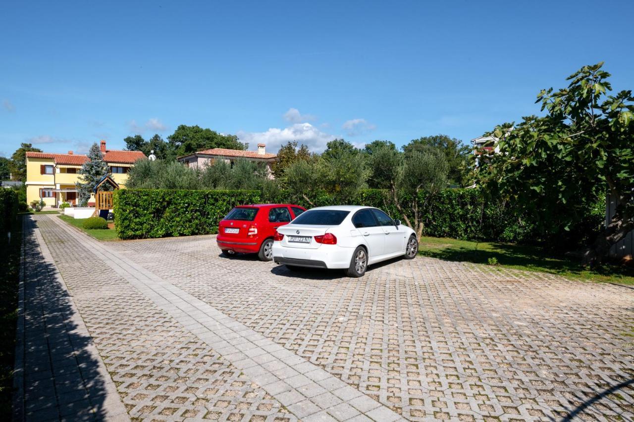 Villa Livia With Three Nice Apartments, Swimming Pool, Childrens Playground, Barbecue And Free Parking Liznjan Luaran gambar