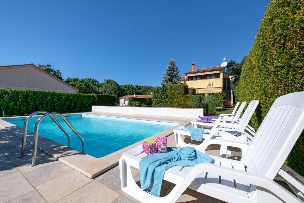 Villa Livia With Three Nice Apartments, Swimming Pool, Childrens Playground, Barbecue And Free Parking Liznjan Luaran gambar