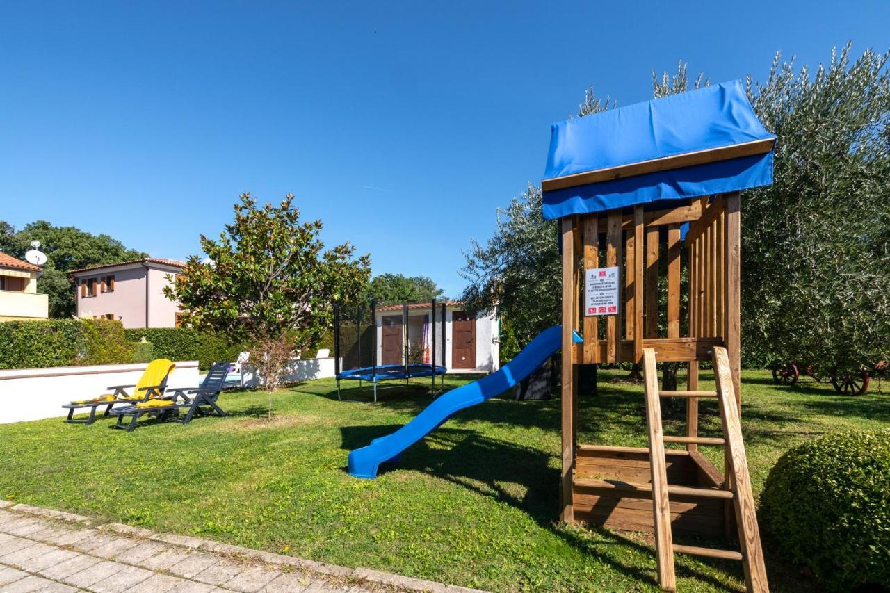 Villa Livia With Three Nice Apartments, Swimming Pool, Childrens Playground, Barbecue And Free Parking Liznjan Luaran gambar