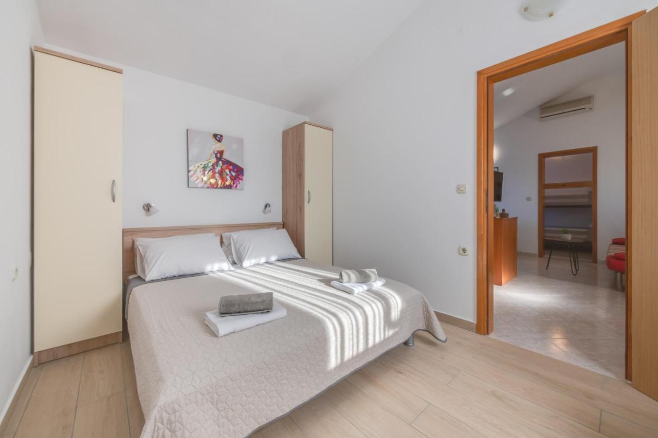 Villa Livia With Three Nice Apartments, Swimming Pool, Childrens Playground, Barbecue And Free Parking Liznjan Luaran gambar