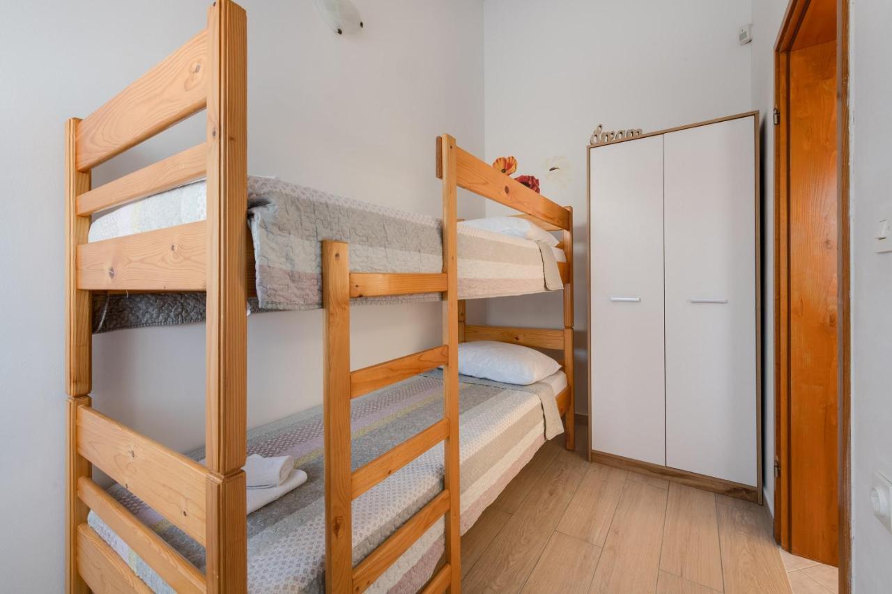 Villa Livia With Three Nice Apartments, Swimming Pool, Childrens Playground, Barbecue And Free Parking Liznjan Luaran gambar