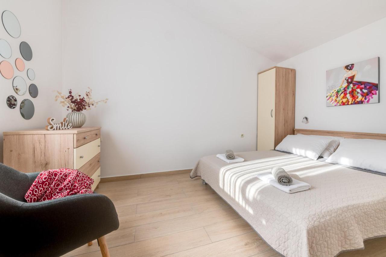 Villa Livia With Three Nice Apartments, Swimming Pool, Childrens Playground, Barbecue And Free Parking Liznjan Luaran gambar