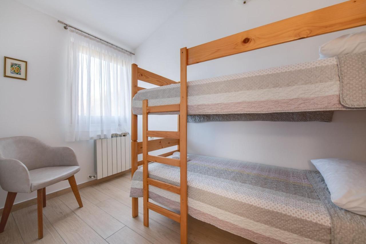Villa Livia With Three Nice Apartments, Swimming Pool, Childrens Playground, Barbecue And Free Parking Liznjan Luaran gambar