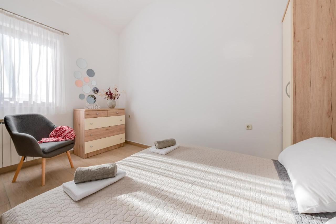Villa Livia With Three Nice Apartments, Swimming Pool, Childrens Playground, Barbecue And Free Parking Liznjan Luaran gambar