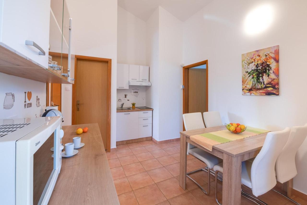 Villa Livia With Three Nice Apartments, Swimming Pool, Childrens Playground, Barbecue And Free Parking Liznjan Luaran gambar