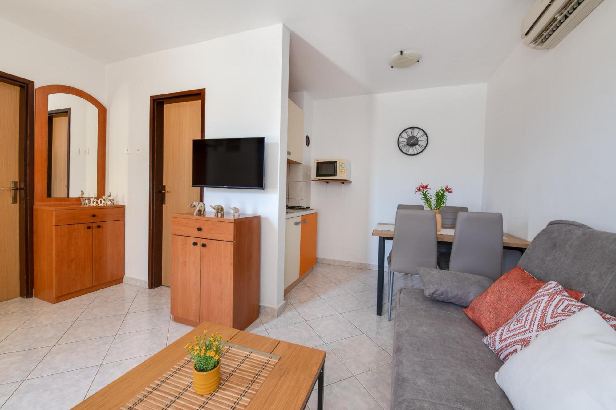 Villa Livia With Three Nice Apartments, Swimming Pool, Childrens Playground, Barbecue And Free Parking Liznjan Luaran gambar
