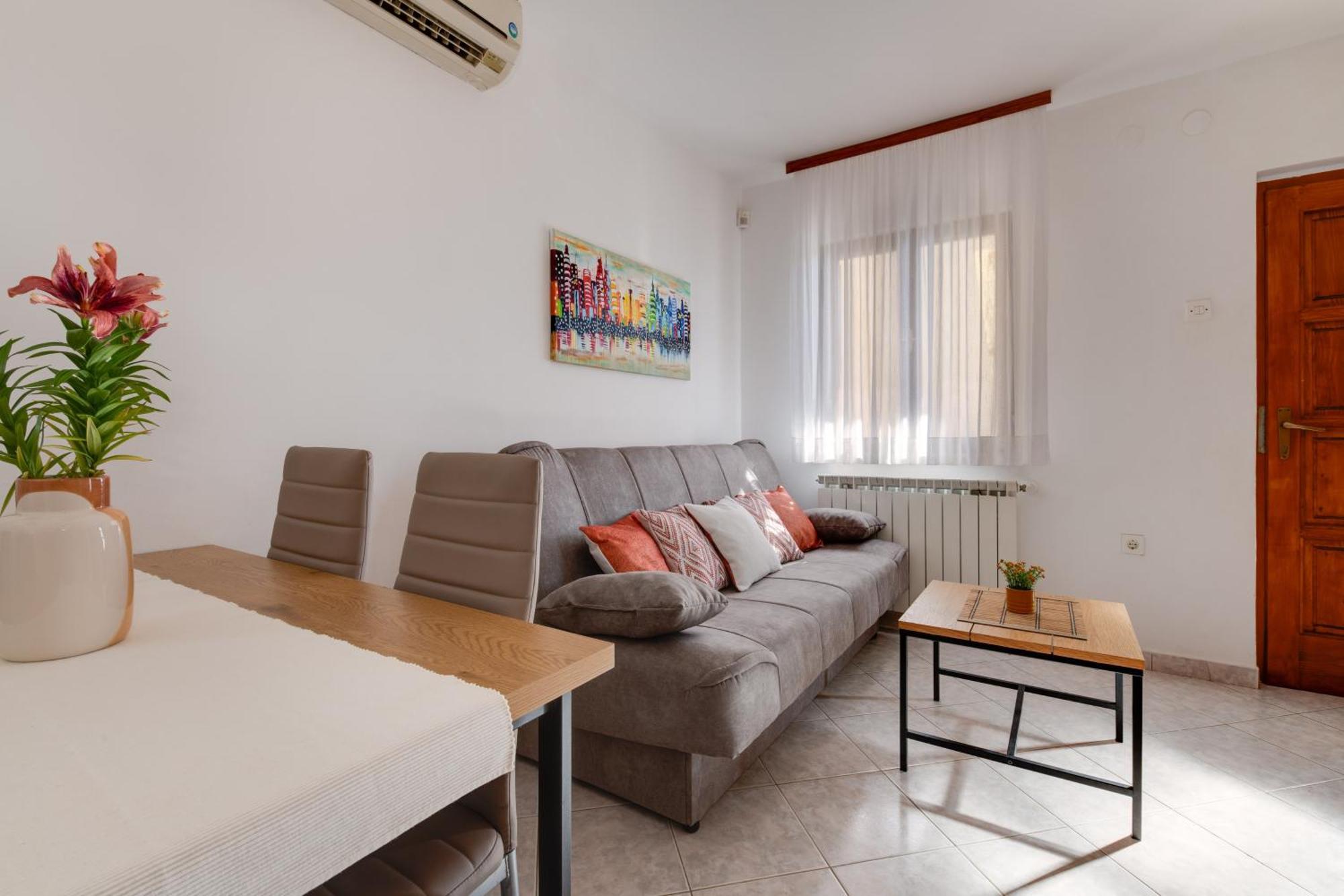 Villa Livia With Three Nice Apartments, Swimming Pool, Childrens Playground, Barbecue And Free Parking Liznjan Luaran gambar